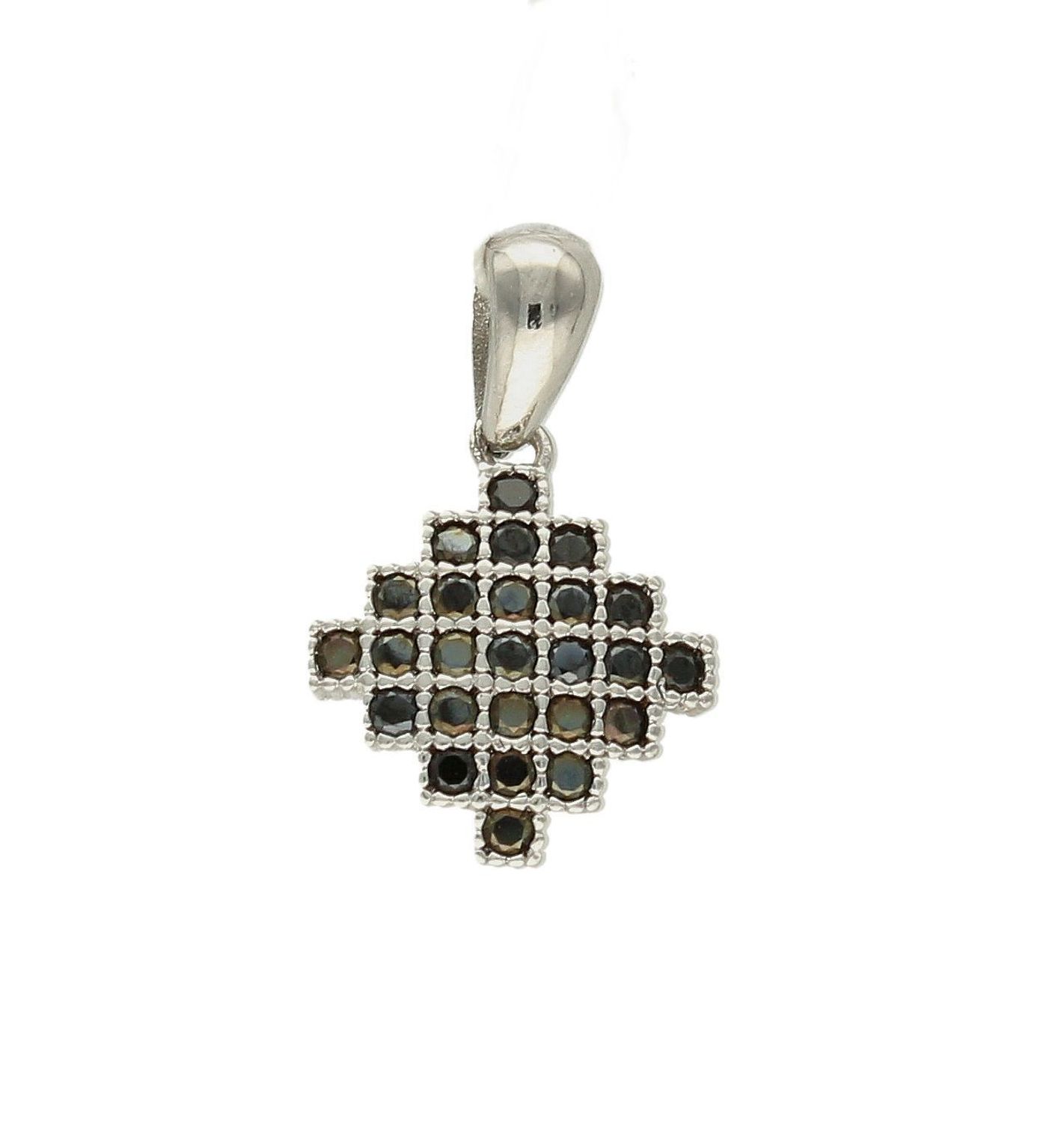 Srebrna zawieszka kwadracik z czarnymi cyrkoniami DIA-ZAW-9428-925To interesująca zawieszka w o kwadratowym kształcie z czarnymi cyrkoniami. Subtelna, a jednocześnie elegancka zawieszka sprawdzi się idealnie na prezent..jpg